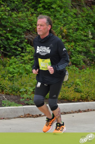 Daniel Pite running the 2022 Eugene Marathon” width=
